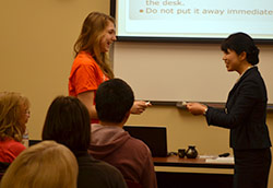 ワークショップにて名刺交換の練習