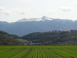 北海道の中央部・十勝岳の初冠雪
